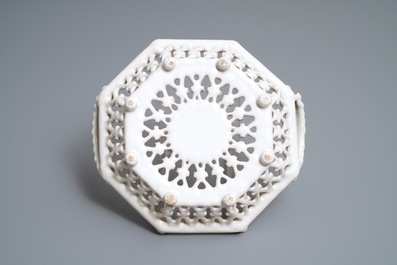 Un panier ajour&eacute; de forme octagonale en fa&iuml;ence blanche de Delft ou Francfort, 17&egrave;me